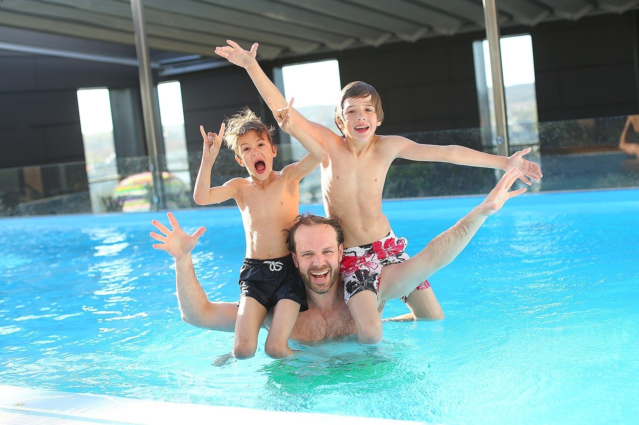 Jouer dans l'eau de la piscine : Les bienfaits – Piscines Abris Design
