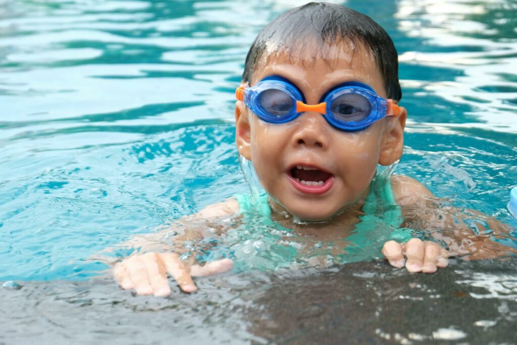 s'amuser dans une petite piscine coque